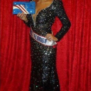 Sherri Hill fully sequined hombre gown.